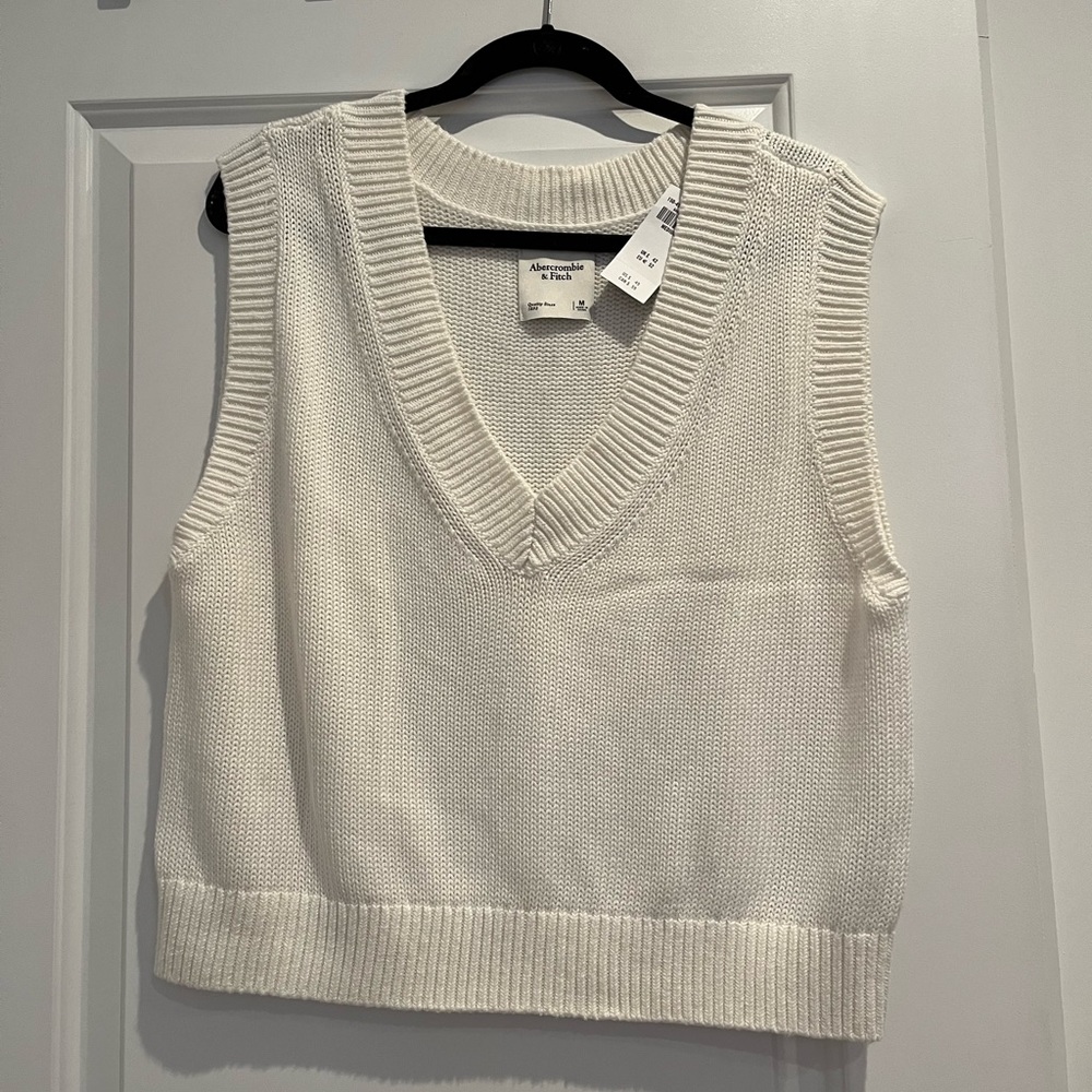 Abercrombie NWT medium cream white v-neck sweater vest